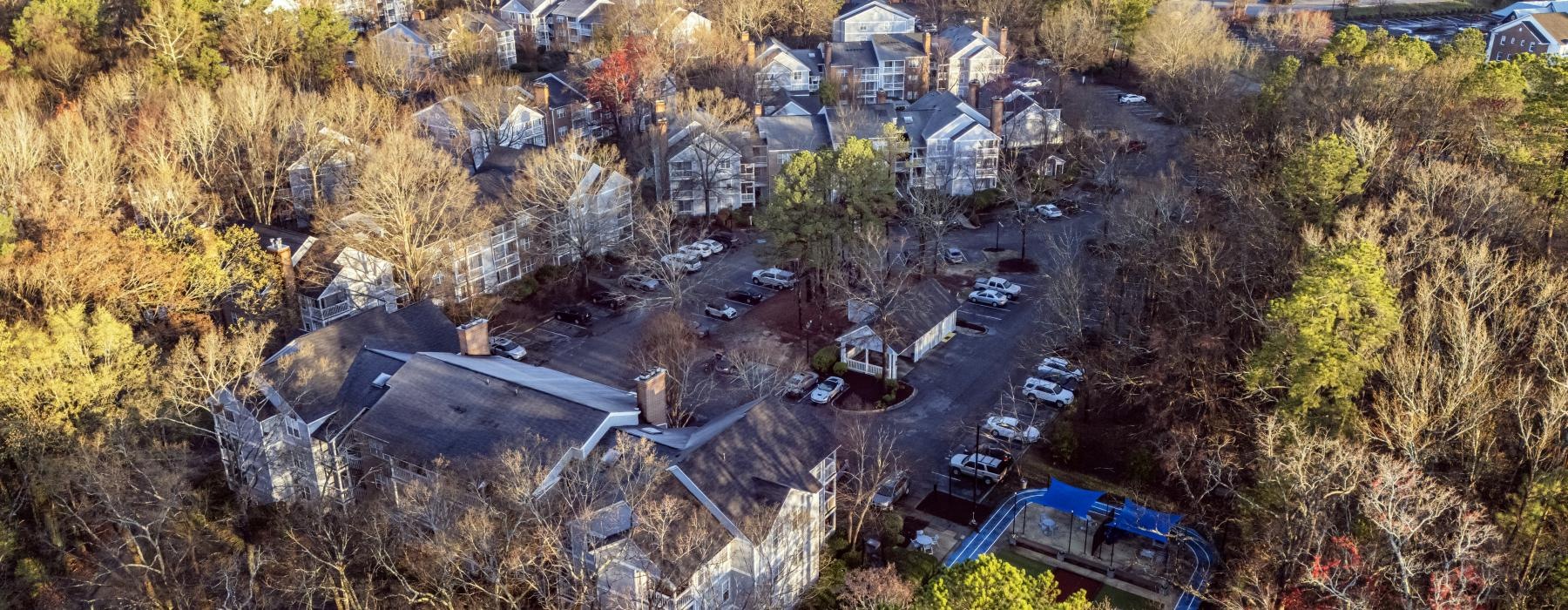 a group of houses in a neighborhood